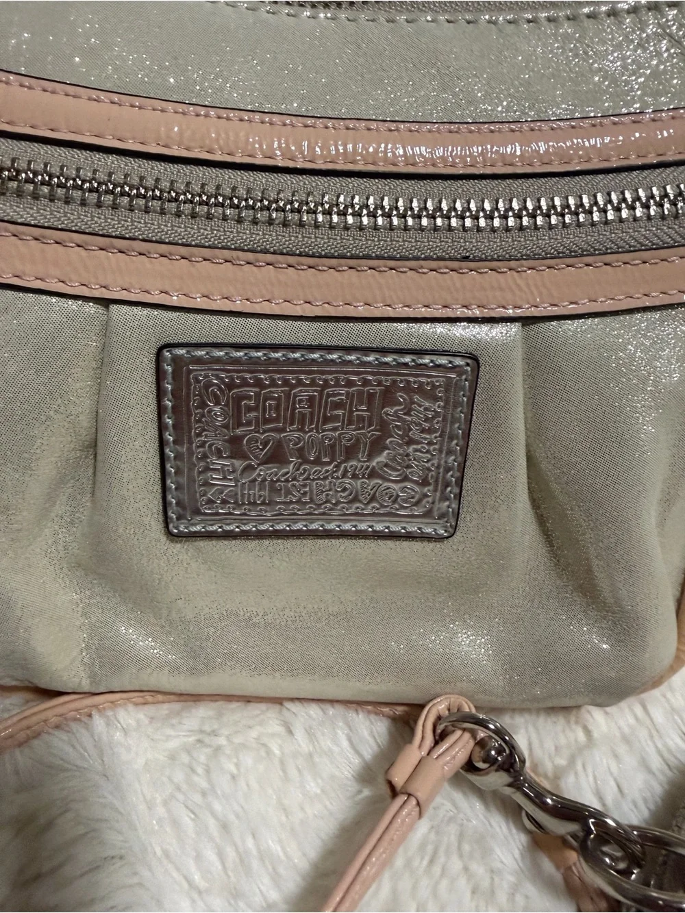 NWT! Y2K Coach Poppy sparkle groovy handbag features metallic W/wristlet